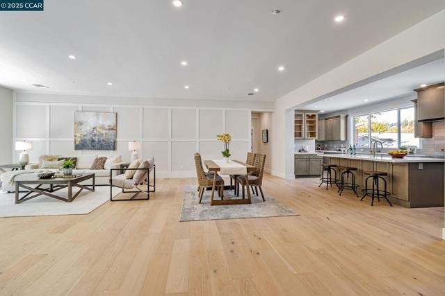 945 Yorkshire Ct, Lafayette CA: https://media.crmls.org/mediaz/b0ff6830-2ac7-4b0c-b46c-772d5d2c2e22.jpg