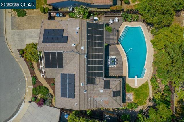 21 Mirango Ct, Clayton CA: https://media.crmls.org/mediaz/b0ffff0f-3b1a-464f-82f5-f2dc7640d04c.jpg