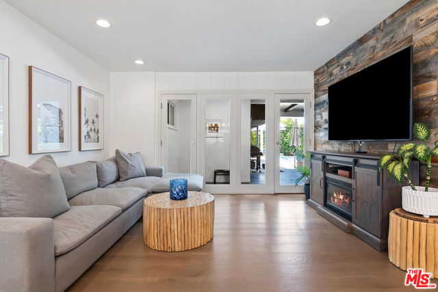 4909 Encino Terrace, Encino CA: https://media.crmls.org/mediaz/b1003360-f151-42cb-bfe3-00589e597db7.jpg