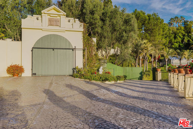 1401 Bel Air Road, Los Angeles CA: https://media.crmls.org/mediaz/b10132bf-6017-4e1f-aaa5-e1f56ff175f1.jpg