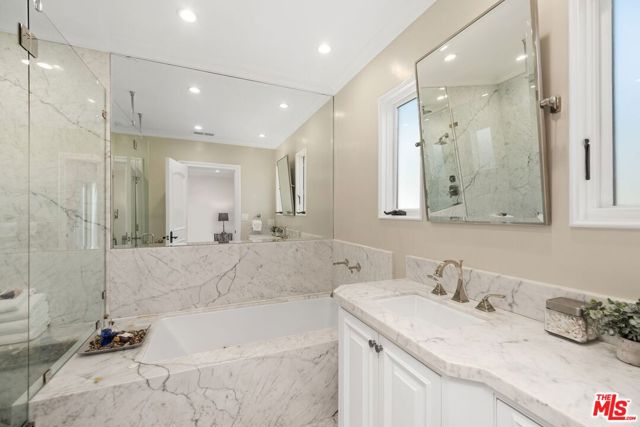 514 N Walden Drive, Beverly Hills CA: https://media.crmls.org/mediaz/b1017c2a-4af2-4b67-bac2-1af9a260add5.jpg