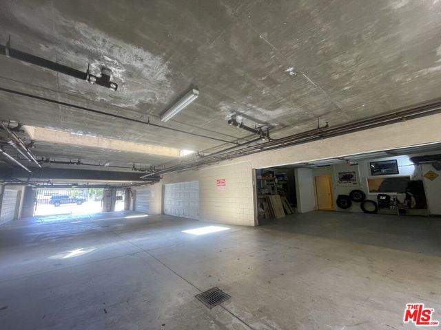 2223 Montrose Avenue, Montrose CA: https://media.crmls.org/mediaz/b1019cda-c953-44a2-a051-82c7830f8d9a.jpg