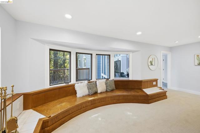 Image 12 of 30 For 64 Valencia Rd