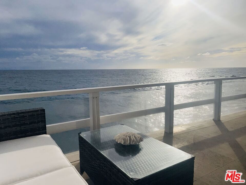 https://media.crmls.org/mediaz/b1036cc4-4eaa-46c4-a3af-b641f287d90a.jpg?preset=X-Large