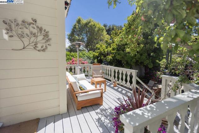 1709 Myrtle St, Oakland CA: https://media.crmls.org/mediaz/b1037020-e2dc-411d-bbf6-9066970dfe33.jpg