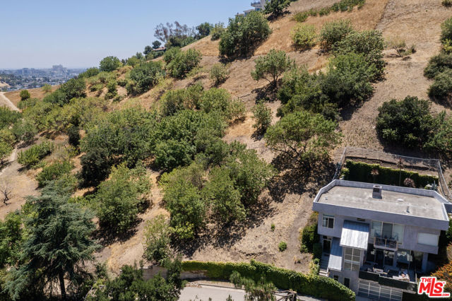 3995 Glenalbyn Drive, Los Angeles CA: https://media.crmls.org/mediaz/b1037ec3-5e48-4fd3-bda7-2786949c41cc.jpg