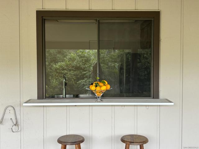 2566 Los Cerritos Ln, Fallbrook CA: https://media.crmls.org/mediaz/b103a759-6437-4fc1-929d-4a80565af7d6.jpg