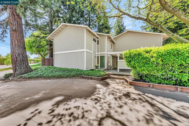 1081 San Ramon Valley Blvd, Danville CA: https://media.crmls.org/mediaz/b104a4a1-641f-4561-85c2-62e4b396468e.jpg