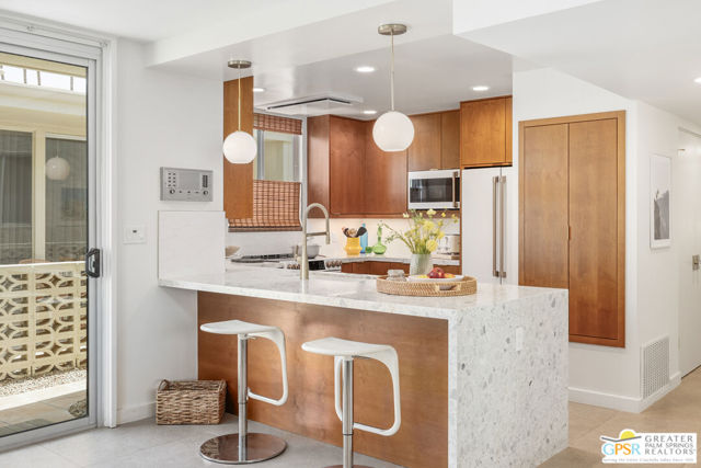 1821 Sandcliff Road, Palm Springs CA: https://media.crmls.org/mediaz/b10526da-7830-4f64-8253-effc4faa184c.jpg