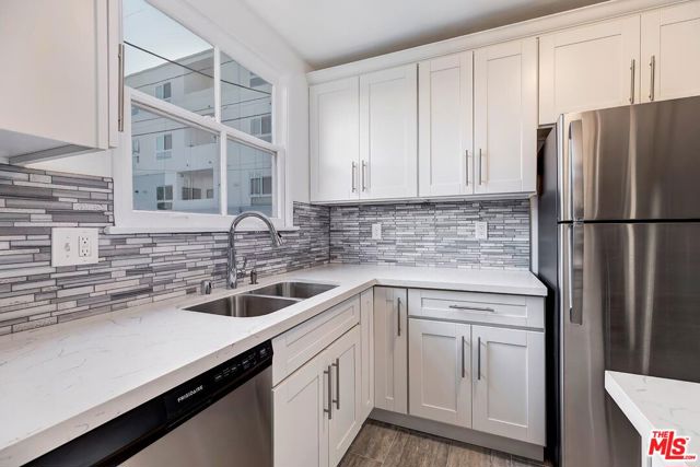 5014 CLINTON Street, Los Angeles CA: https://media.crmls.org/mediaz/b1060250-4852-40a4-923e-f26ddd6b67cf.jpg