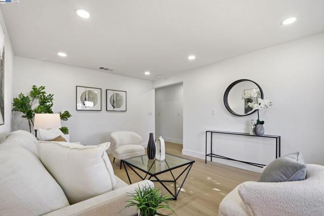 32252 Coronation dr, Union City CA: https://media.crmls.org/mediaz/b1069a0b-789e-4427-be62-c9ab9ba61a09.jpg