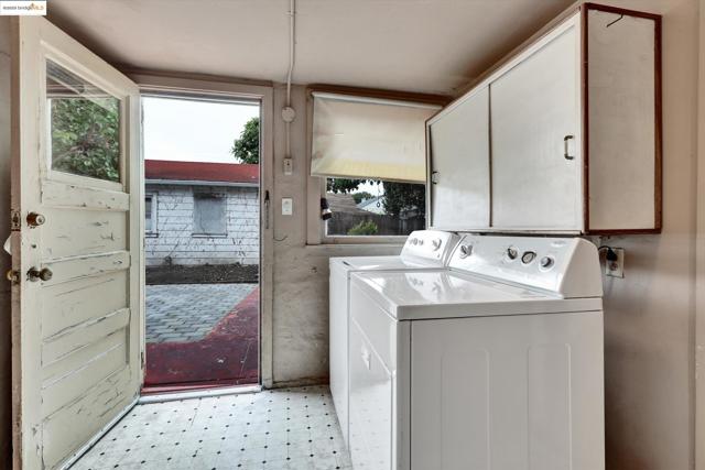 536 Pomona Ave, Albany CA: https://media.crmls.org/mediaz/b108d737-e104-44f0-a3b1-824dfa56468e.jpg
