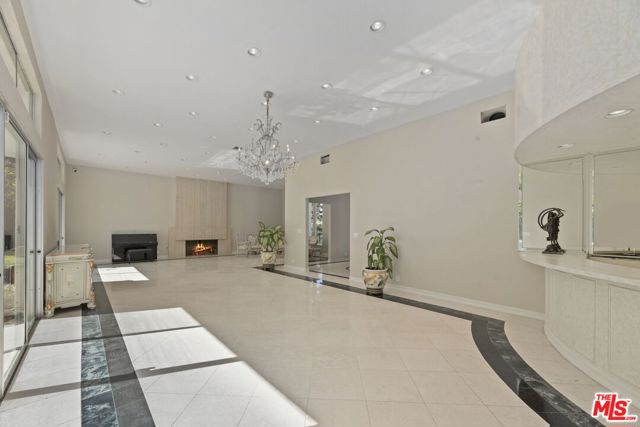 1860 Loma Vista Drive, Beverly Hills CA: https://media.crmls.org/mediaz/b10a094e-b8a6-41ac-89a2-2cd43b43c0fe.jpg