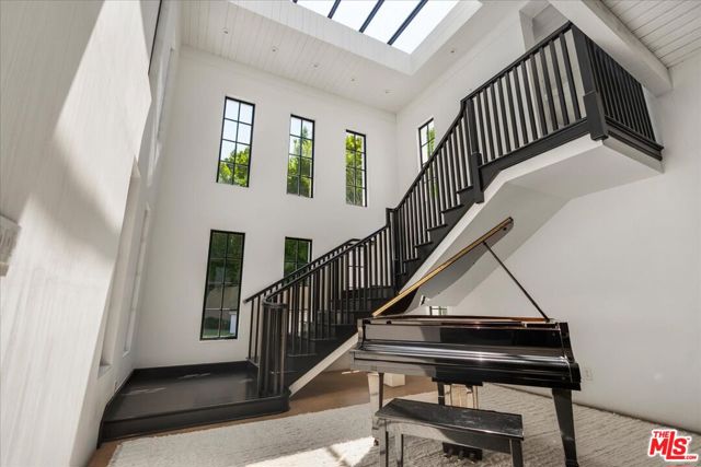 1100 Pine Drive, Beverly Hills CA: https://media.crmls.org/mediaz/b10be042-3be2-4e99-b9fa-6351c851d279.jpg