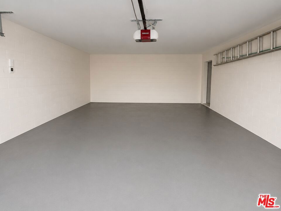 https://media.crmls.org/mediaz/b10cc3b8-8342-4b1c-8b68-dc0150c40b97.jpg?preset=X-Large