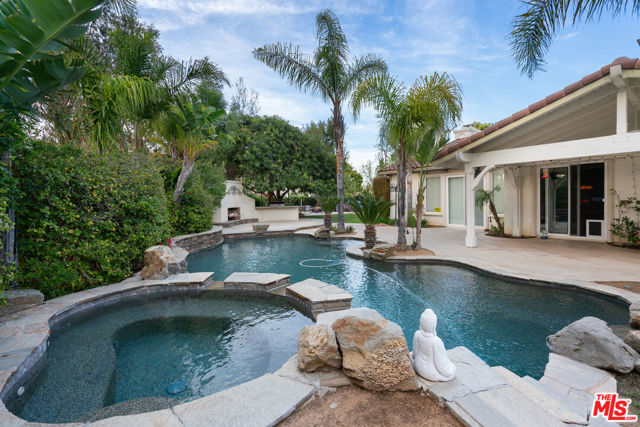 633 Noble Road, Simi Valley CA: https://media.crmls.org/mediaz/b10df2c1-90a2-4ff3-98c4-5e807e6acfe3.jpg