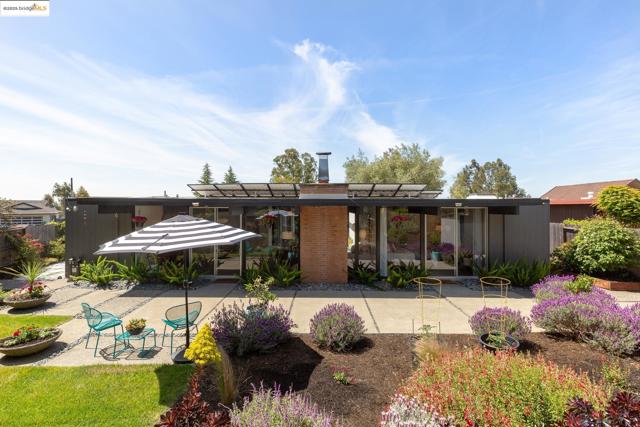 8156 Coach Dr, Oakland CA: https://media.crmls.org/mediaz/b10e70d1-2a69-48da-b1f6-f7c2512b6595.jpg
