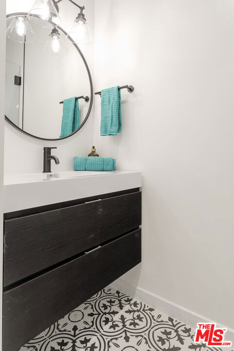 329 N Alexandria Avenue, Los Angeles CA: https://media.crmls.org/mediaz/b10f4c20-8e8c-4566-b6d5-5cf6157bdeab.jpg