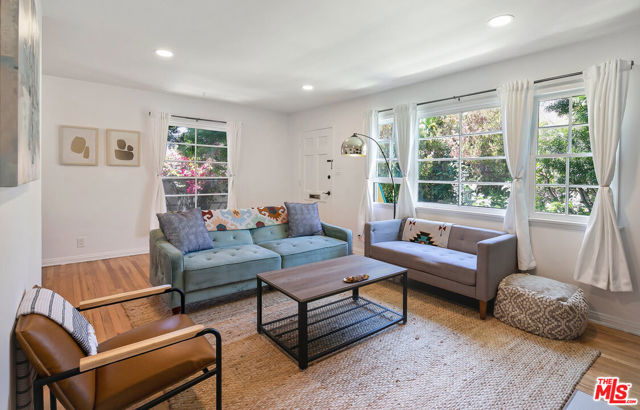 521 Venice Way, Venice CA: https://media.crmls.org/mediaz/b10f5655-d11d-4b1a-87b9-8f053af4c442.jpg