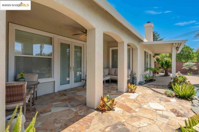 2981 Atherton Pl, Brentwood CA: https://media.crmls.org/mediaz/b110f44f-0431-455e-94ec-f11dda24d779.jpg