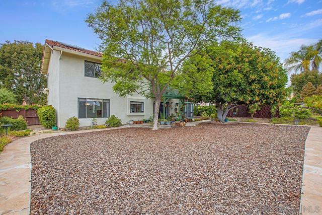 10751 Oakbend Dr, San Diego CA: https://media.crmls.org/mediaz/b1111eb4-a92c-4461-9805-3fefa59d30d7.jpg