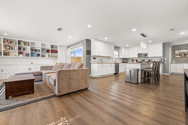 13011 Laurel St, Lakeside CA: https://media.crmls.org/mediaz/b11153ee-661b-4d99-8447-a29e89d1b9e5.jpg