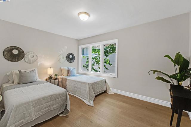 5601 Castle Dr, Oakland CA: https://media.crmls.org/mediaz/b111df67-efca-432d-a48e-9c86024ac871.jpg
