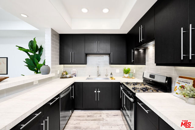 2121 Virginia Avenue, Santa Monica CA: https://media.crmls.org/mediaz/b11212da-ef03-4436-8c6f-fc1b7b37b0d0.jpg
