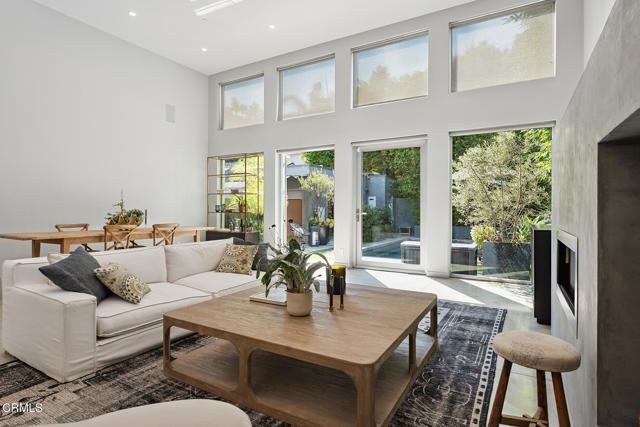 Detail Gallery Image 2 of 41 For 329 Westbourne Dr, West Hollywood,  CA 90048 - 2 Beds | 3 Baths