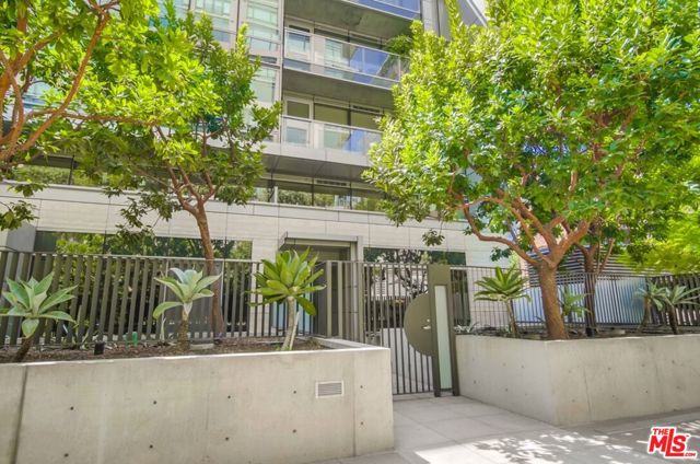 1155 S Grand Avenue, Los Angeles CA: https://media.crmls.org/mediaz/b1139e67-255e-4409-bfdb-cd3c3a574b2d.jpg