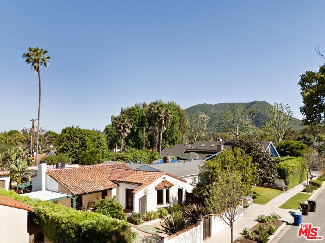 112 N Valley Street, Burbank CA: https://media.crmls.org/mediaz/b113aaa7-c7f4-425e-8337-ec1b9b9d832f.jpg
