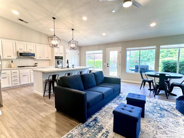 47875 Via Firenze, La Quinta CA: https://media.crmls.org/mediaz/b113d31a-84cb-4938-9e9c-1bb92ef6cabb.jpg
