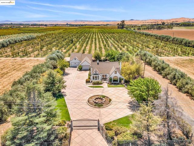 11081 BRENTWOOD BLVD., Brentwood CA: https://media.crmls.org/mediaz/b113dceb-8038-4823-9c6d-1a7bad38f345.jpg