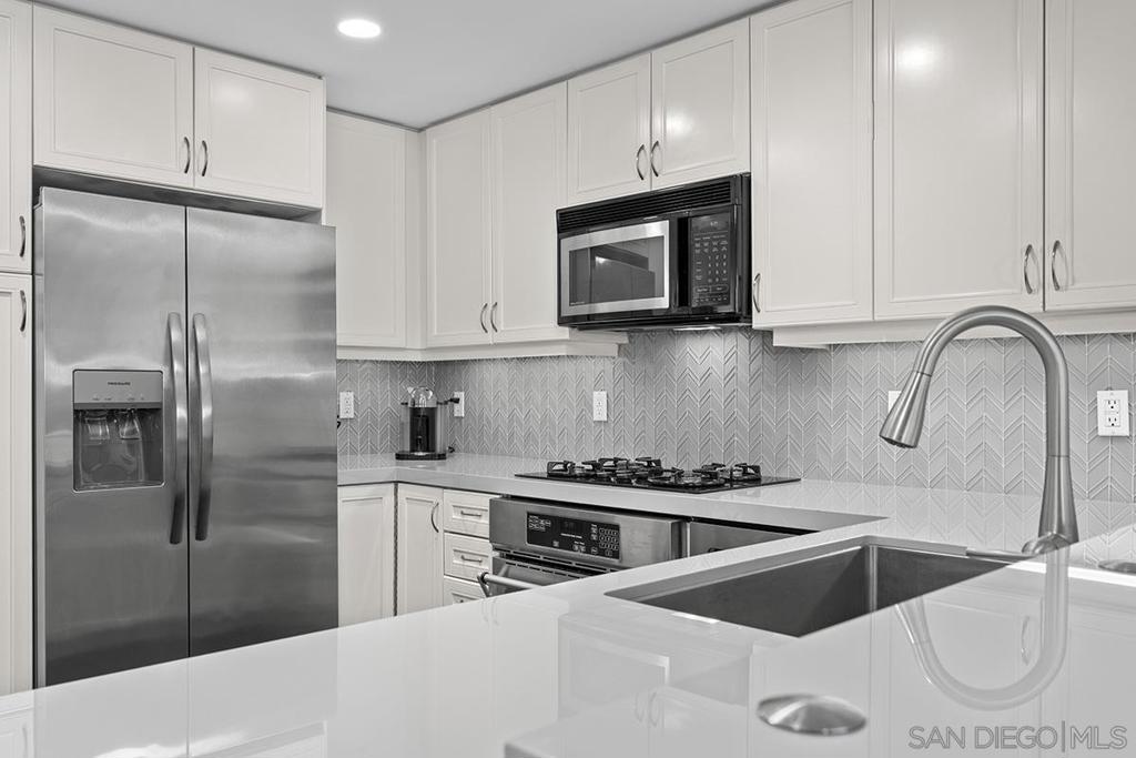 555 Front - photo 16
