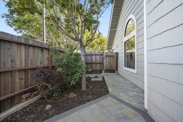 3525 Mcsherry Way, Alameda CA: https://media.crmls.org/mediaz/b1150ff3-c0d3-4754-bfc3-eff7609c8f66.jpg