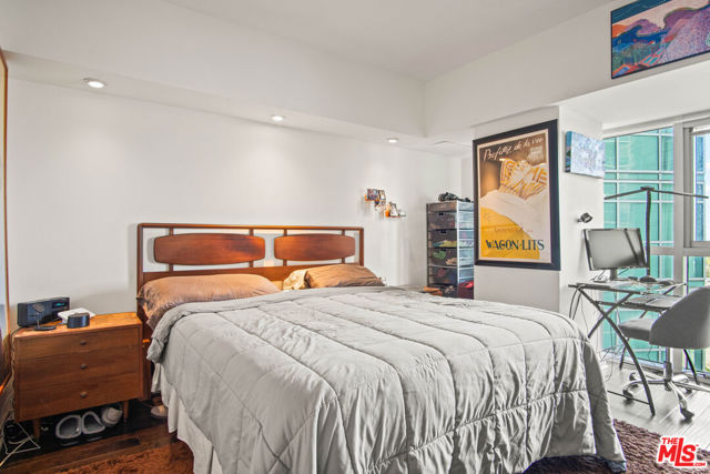 13700 Marina Pointe Drive, Marina del Rey CA: https://media.crmls.org/mediaz/b1156d8d-c3a0-4b8f-b83f-dc94ba59a84c.jpg
