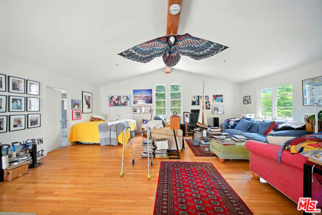 602 N Crescent Drive, Beverly Hills CA: https://media.crmls.org/mediaz/b1167118-78db-437a-8d68-8b8711e0f6dc.jpg