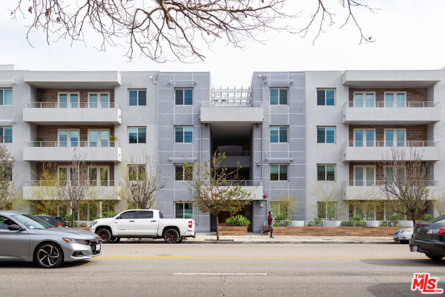 4240 Laurel Canyon Boulevard, Studio City CA: https://media.crmls.org/mediaz/b1172bba-93e3-44f2-9ec9-7e97f18de8f3.jpg