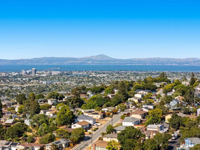 2310 Wooster Avenue, Belmont CA: https://media.crmls.org/mediaz/b117c35a-dbbd-4a4f-8bdb-bc498ee6e2d8.jpg
