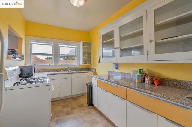 5537 Claremont Ave, Oakland CA: https://media.crmls.org/mediaz/b1189f0f-635c-4e4d-a484-8e65cbac96f0.jpg