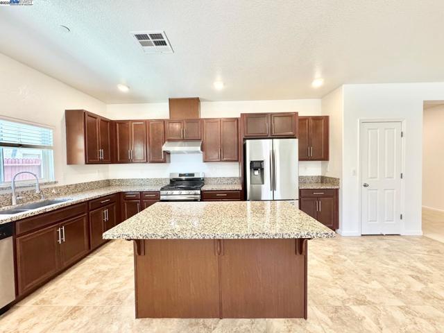 597 Pendragon St, Manteca CA: https://media.crmls.org/mediaz/b119a814-d742-4c18-9913-f419077907dc.jpg