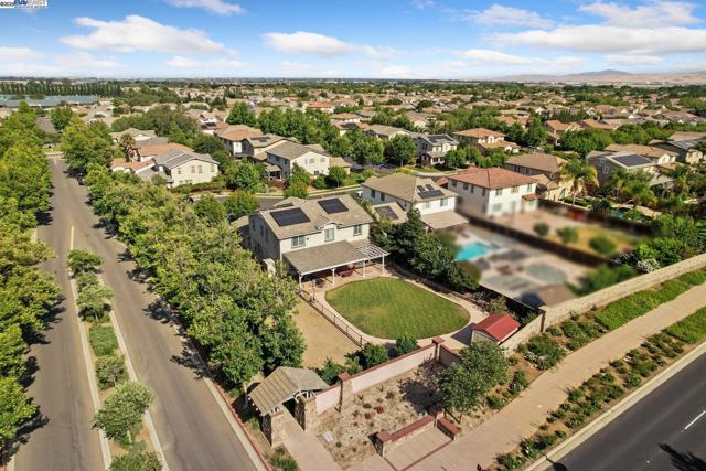 247 N Menlo Park Ct, Mountain House CA: https://media.crmls.org/mediaz/b11a1499-fe59-407c-b291-468126947355.jpg