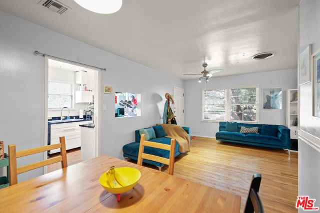 6961 Zelzah Avenue, Reseda CA: https://media.crmls.org/mediaz/b11c36d5-3734-488b-86e9-c96cc4632d8b.jpg