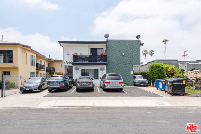 4546 W 17th Street, Los Angeles CA: https://media.crmls.org/mediaz/b11c68a6-92c2-4def-b852-3521ff50a37e.jpg