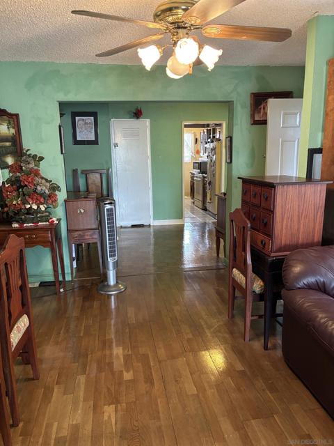 872 74 Duval St, San Diego CA: https://media.crmls.org/mediaz/b11c7f39-0408-4430-8e17-37e719f8996c.jpg