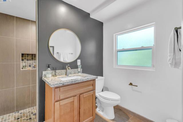 6400 Mokelumne Ave, Oakland CA: https://media.crmls.org/mediaz/b11cc203-632e-4c0b-9e0f-51ab04401c2d.jpg