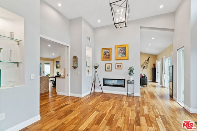 436 Levering Avenue, Los Angeles CA: https://media.crmls.org/mediaz/b11ce893-80d2-4af8-896b-a8bc3eec34ae.jpg