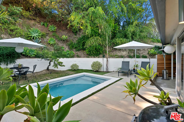 4025 Weslin Avenue, Sherman Oaks CA: https://media.crmls.org/mediaz/b11cea79-d289-4ba1-bc16-6c106f5564e7.jpg