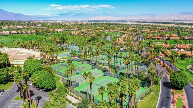76790 Chrysanthemum Way, Palm Desert CA: https://media.crmls.org/mediaz/b11deba7-1ca3-47ab-a285-5cad71474b77.jpg