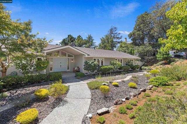 11 Breck Ct, Moraga CA: https://media.crmls.org/mediaz/b11ef397-f1c7-488b-84f4-aef4777649d8.jpg